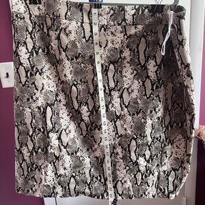 Jones New York woman’s green and black snakeskin print plus size skirt
